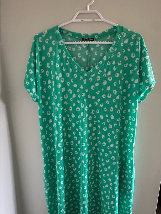 Dresses & Skirts - Green Leopard Print V-Neck Dress